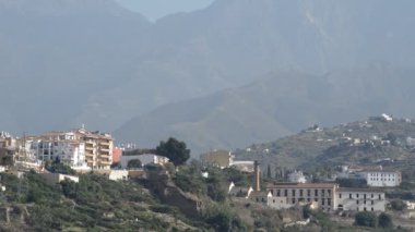 Arka planda dağlar ile Endülüs köy