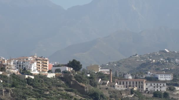 Pueblo andaluz con montañas al fondo — Vídeos de Stock