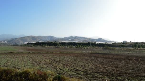 Panoramica di campi, villaggi e montagne in un tipico villaggio andaluso — Video Stock