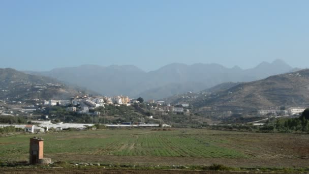 Visão geral de campos, vilarejos e montanhas em uma típica aldeia andaluza — Vídeo de Stock