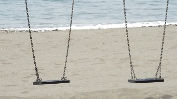 Detalii despre două scaune goale leagăne într-o plajă — Videoclip de stoc