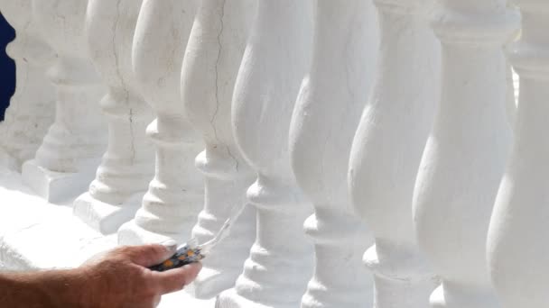 Pintura a mano de pintor o blanqueamiento de barandilla andaluza blanca en pasarela . — Vídeos de Stock