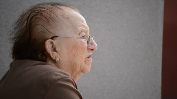 Yaşlı kadın saç dökülmesi veya kellik ile — Stok video