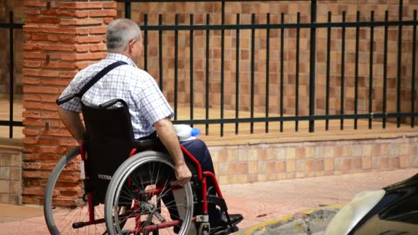 Hombre parapléjico o tetrapléjico en silla de ruedas — Vídeos de Stock