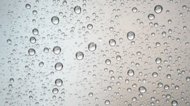 Cam pencere bir odası üzerinde yağmur damlaları