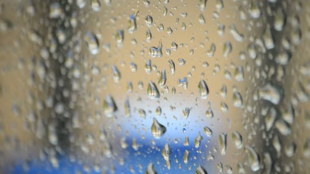 Gouttes de pluie tombant sur la fenêtre en verre d'une pièce 