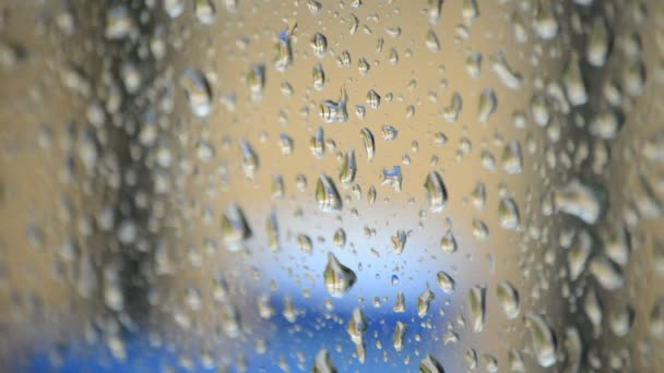 Esőcseppek üveg ablak a szobában — Stock videók