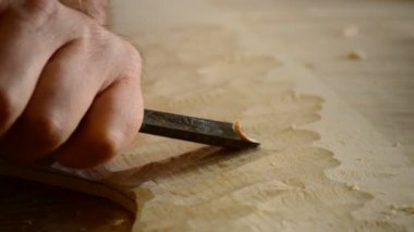 Luthier çalışma alanı'ndaki bir keski ile çalışma