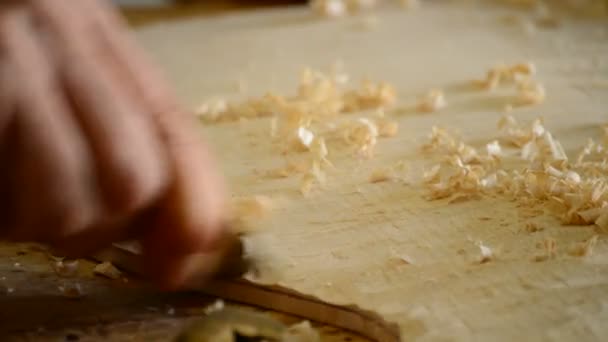 Luthier lijando una guitarra con una pequeña cepilladora de madera — Vídeo de stock