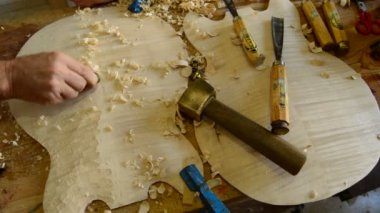Çalışma alanı'ndaki bir enstrüman üretim luthier