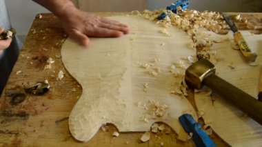 Luthier üstüne eğildi bir enstrüman çalışma