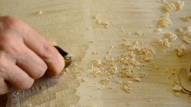 Bir gitar parça woodplaner ile zımpara luthier