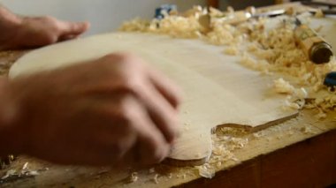 Luthier üstüne eğildi bir enstrüman çalışma