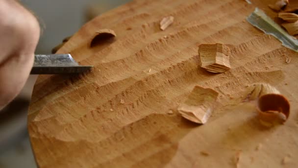 Luthier trabajando con un cincel en el lugar de trabajo — Vídeo de stock