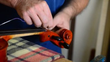 Dizeleri bir keman veya viola işyerinde yerleştirerek luthier