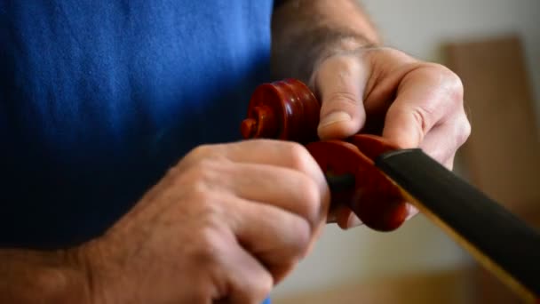 Luthier colocar los alfileres en un violín o viola en el lugar de trabajo — Vídeo de stock