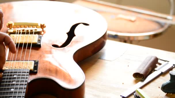 Luthier travaillant dans une guitare électrique sur le lieu de travail — Video