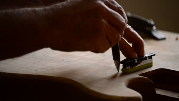 Luthier manufacturing a electric guitar in workplace — Stock Video