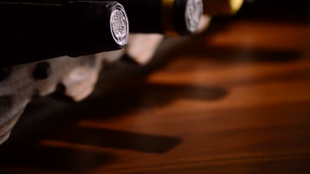 Пляшки вина та шампанського в спеціальному підвалі — стокове відео