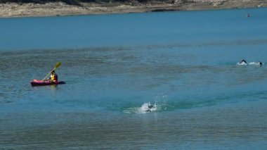 Viuela/Malaga/İspanya - 04 18 2015: bir bataklıkta yüzme Triathletes