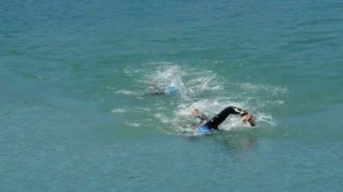 Viuela/Malaga/İspanya - 04 18 2015: bir bataklıkta yüzme Triathletes