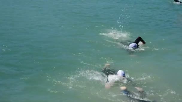 Viuela Malaga Spanya 2015 Triathletes Yüzmek Bacak Sonunda Kenarına Gelen — Stok video