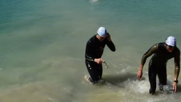 Viuela Malaga Spanya 2015 Bir Triatlon Kıyıya Geliyor Yüzücüler — Stok video