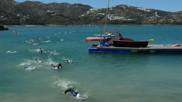 Viuela Malaga España 2015 Carrera Nadadores Lago — Vídeos de Stock