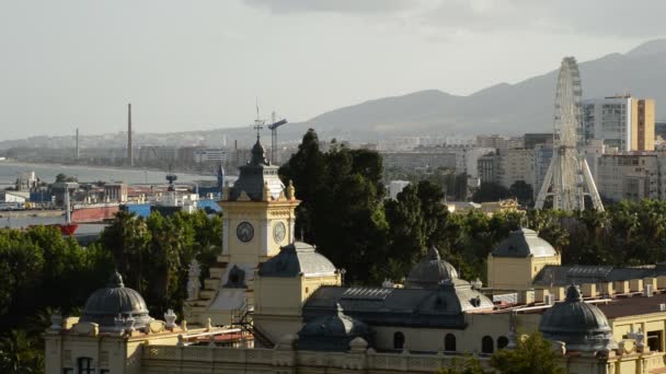Θέα στο Δημαρχείο της πόλης της Μάλαγα με λιμάνι και ρόδα λούνα παρκ — Αρχείο Βίντεο