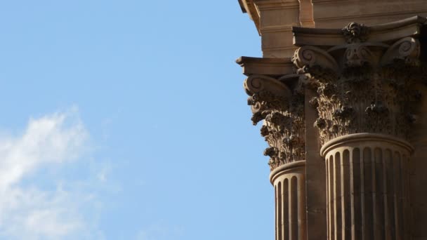 Colonne majuscule avec nuages dans le timelapse — Video