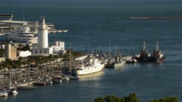 Porto desportivo, docas e farol no porto de Málaga — Vídeo de Stock