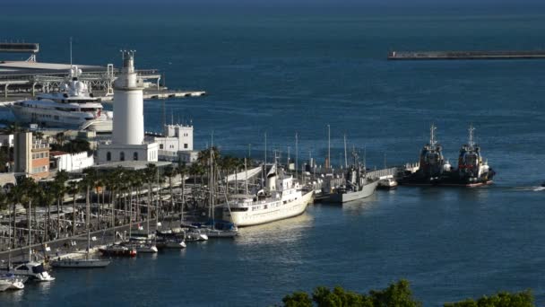 Puerto deportivo, muelles y faro en el puerto de Málaga, España — Vídeo de stock