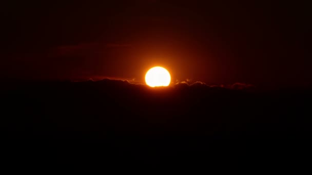 Sonne versteckt sich in den Bergen bei Sonnenuntergang im Zeitraffer — Stockvideo