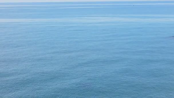 Turquoise en kristalheldere wateren van een tropisch strand in de zomer — Stockvideo