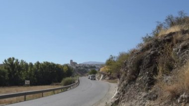 Alhama de Granada, İspanya 'ya giden yerel bir yolda trafik var.