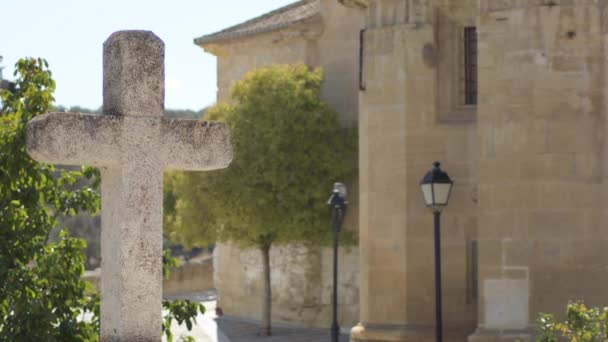 一座教堂的石碑交叉在一起 — 图库视频影像