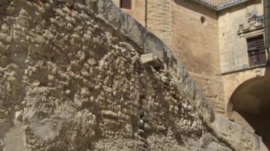 Ortaçağ duvarı ve sokak kavisi olan muazzam bir cadde. Eğil