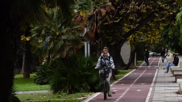 Donna Che Utilizza Una Bicicletta Muoversi Attraverso Linea Biciclette Una — Video Stock