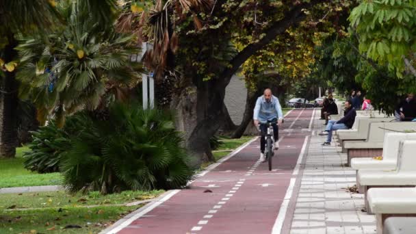 Cidadão Usando Uma Bicicleta Para Mover Através Linha Bicicleta Uma — Vídeo de Stock