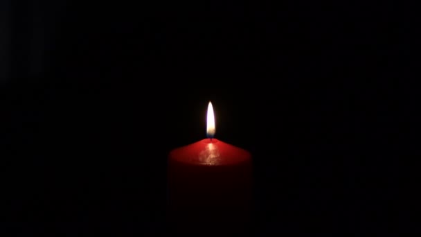 Lumière Des Bougies Dans Les Ténèbres Bougie Rouge — Video