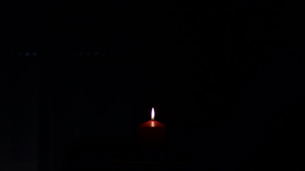 Освещение Свечах Красной Свече Темноте — стоковое видео
