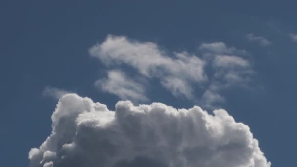 Σύννεφα Που Αναβοσβήνουν Στον Γαλάζιο Ουρανό Χρονικό Διάστημα — Αρχείο Βίντεο