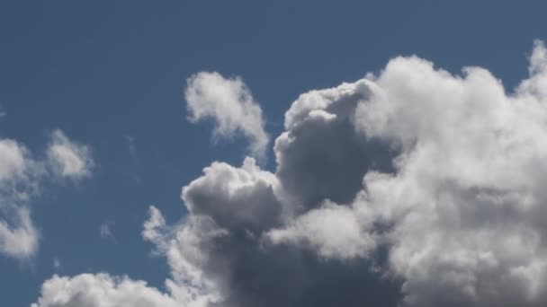 青い空に白い雲が形成され 時間の経過 — ストック動画