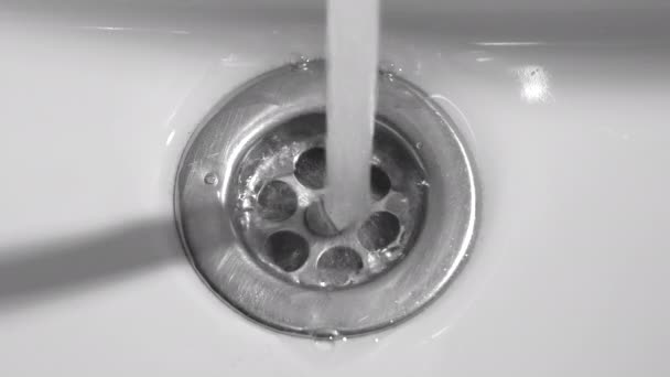 Strömungswasser Eines Wasserhahns Badezimmer Fällt Den Abfluss Eines Häuslichen Waschbeckens — Stockvideo