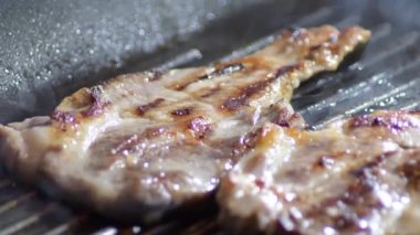 Ev yapımı ızgarada domuz pirzolası.