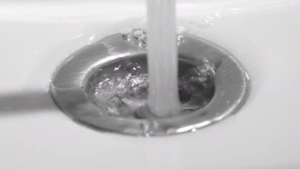国内シンクから排水溝内の蛇口バスルームの落下水 — ストック動画