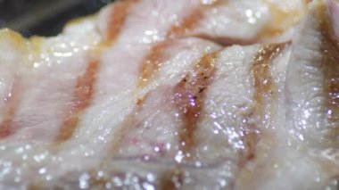 Aile barbeküsünde domuz pirzolası