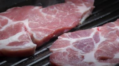 Domuz pirzolası mutfaktaki ızgarayla yapılıyor.