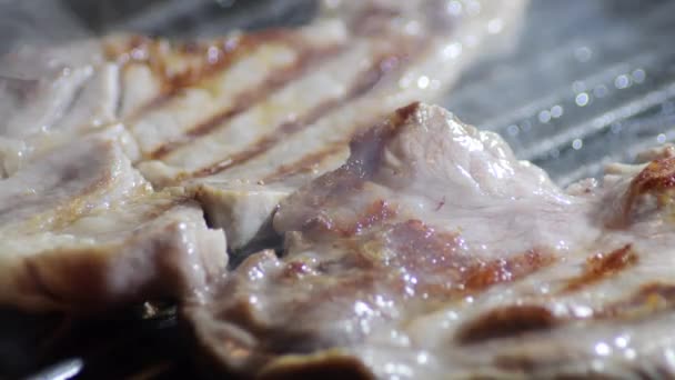 Côtelettes Porc Feu Sur Une Cuisine Domestique — Video