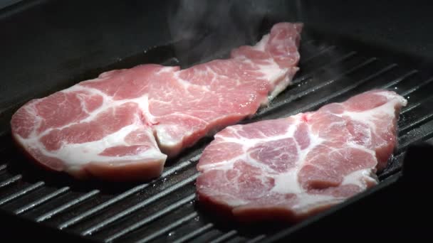 Varkenskoteletten Een Bakplaat Keuken — Stockvideo